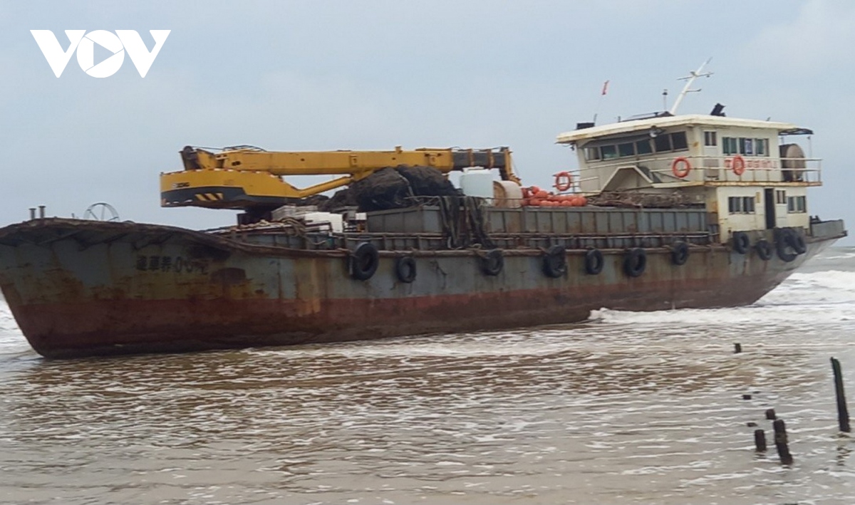 phát hiện tàu không người, không rõ quốc tịch dạt bờ biển quảng trị hình ảnh 3 phat hien tau khong nguoi, khong ro quoc tich dat bo bien quang tri hinh anh 3