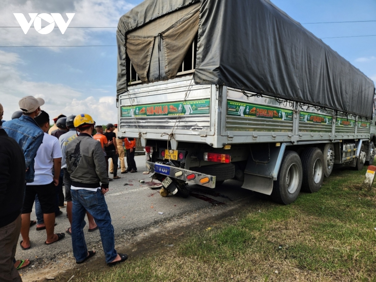 Tông vào đuôi xe ô tô tải đang dừng đỗ, 1 người tử vong ở Quảng Nam
