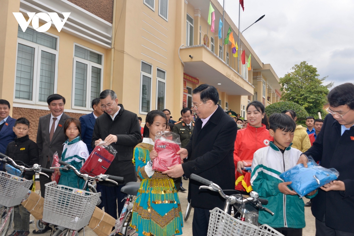 chu tich quoc hoi vuong Dinh hue du chuong trinh tet nhan ai tai lao cai hinh anh 4