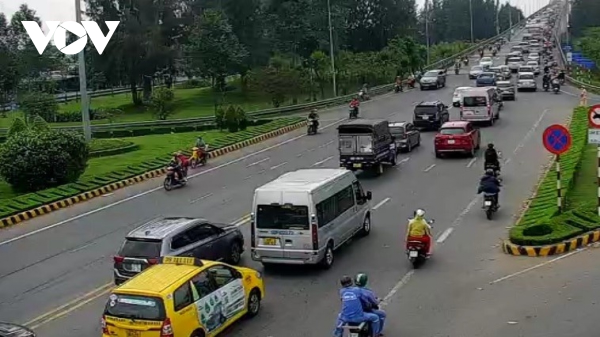 Hàng trăm ô tô nằm dài trên cầu Rạch Miễu sau vu va chạm giao thông