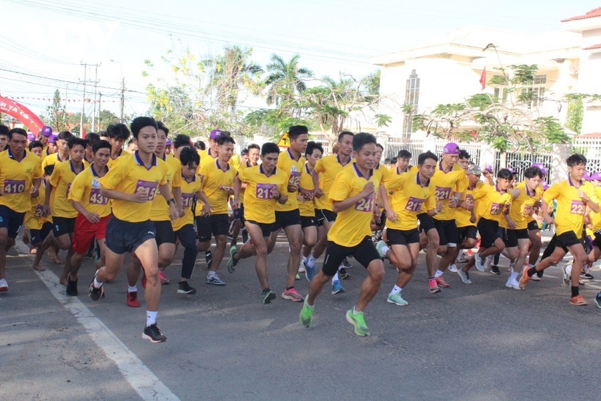 gan 340 van dong vien chinh phuc nui ta cu hinh anh 3