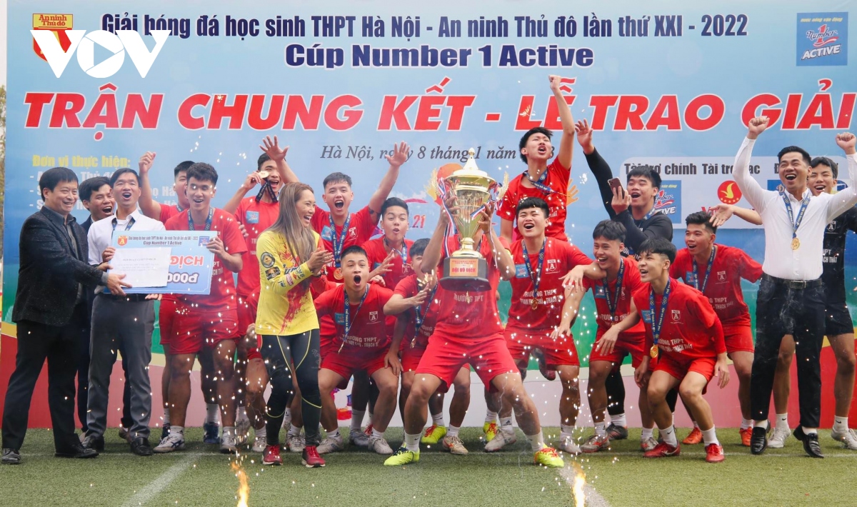 THPT Phan Huy Chú đăng quang giải bóng đá học sinh THPT Hà Nội 2022