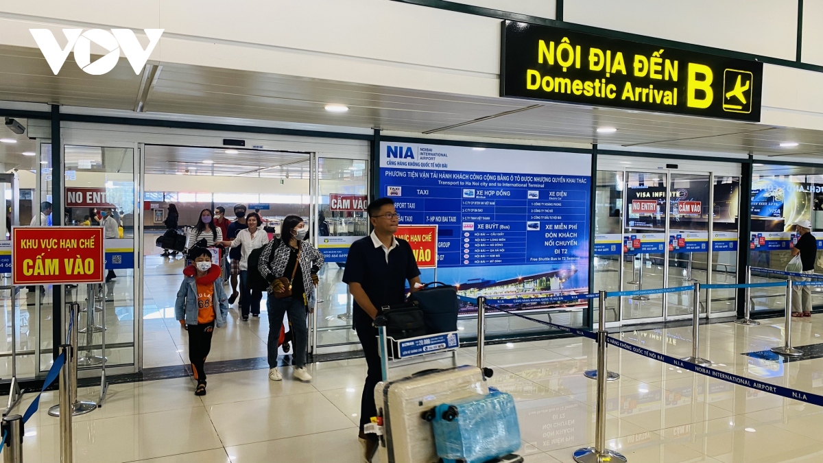 Hình ảnh hơn 75.000 lượt khách qua sân bay Nội Bài trong ngày 26 Tết