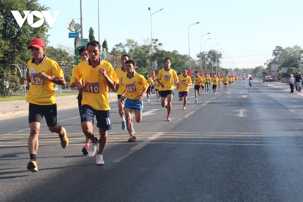 gan 340 van dong vien chinh phuc nui ta cu hinh anh 5