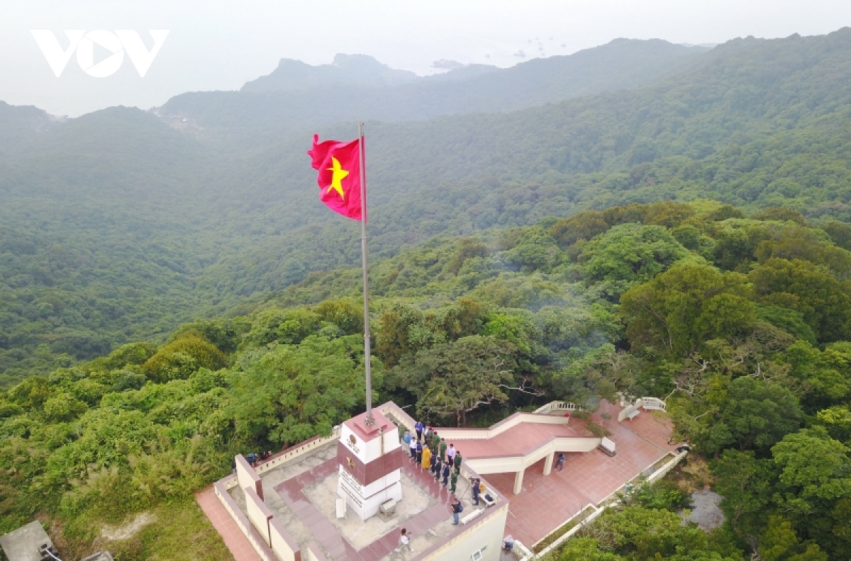 nguoi gac den bien tren dao tien tieu Dong bac hinh anh 5