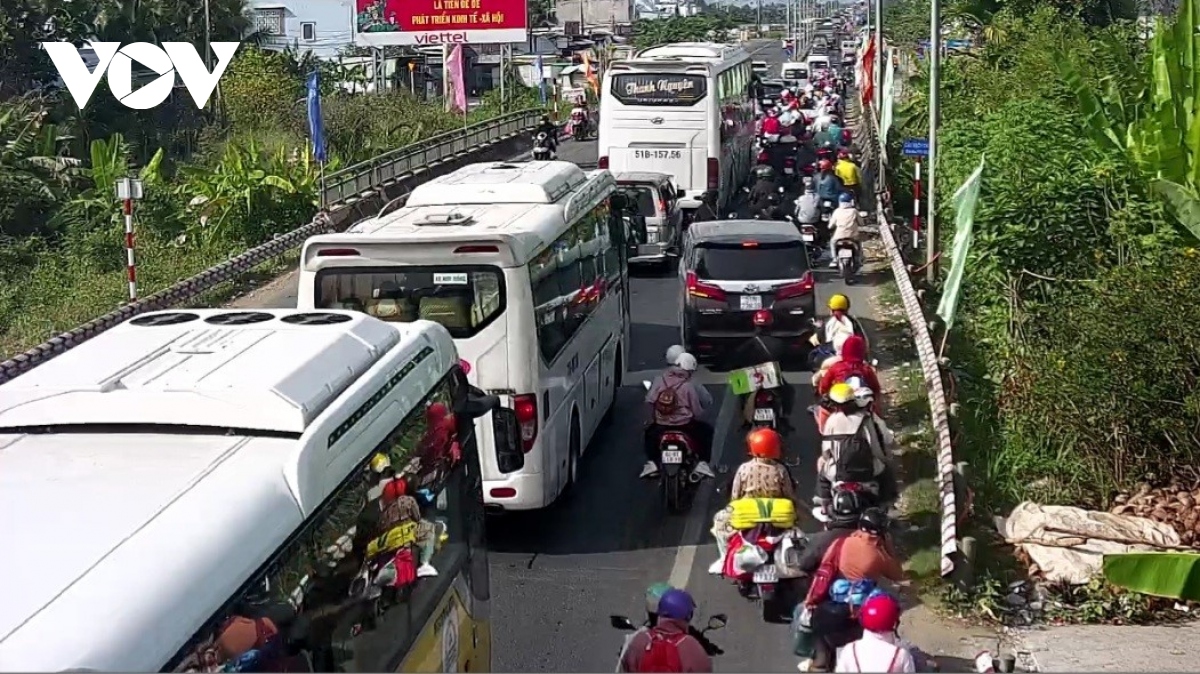 Người dân miền Tây trở lại TPHCM làm việc gây ùn ứ giao thông nhiều điểm nóng