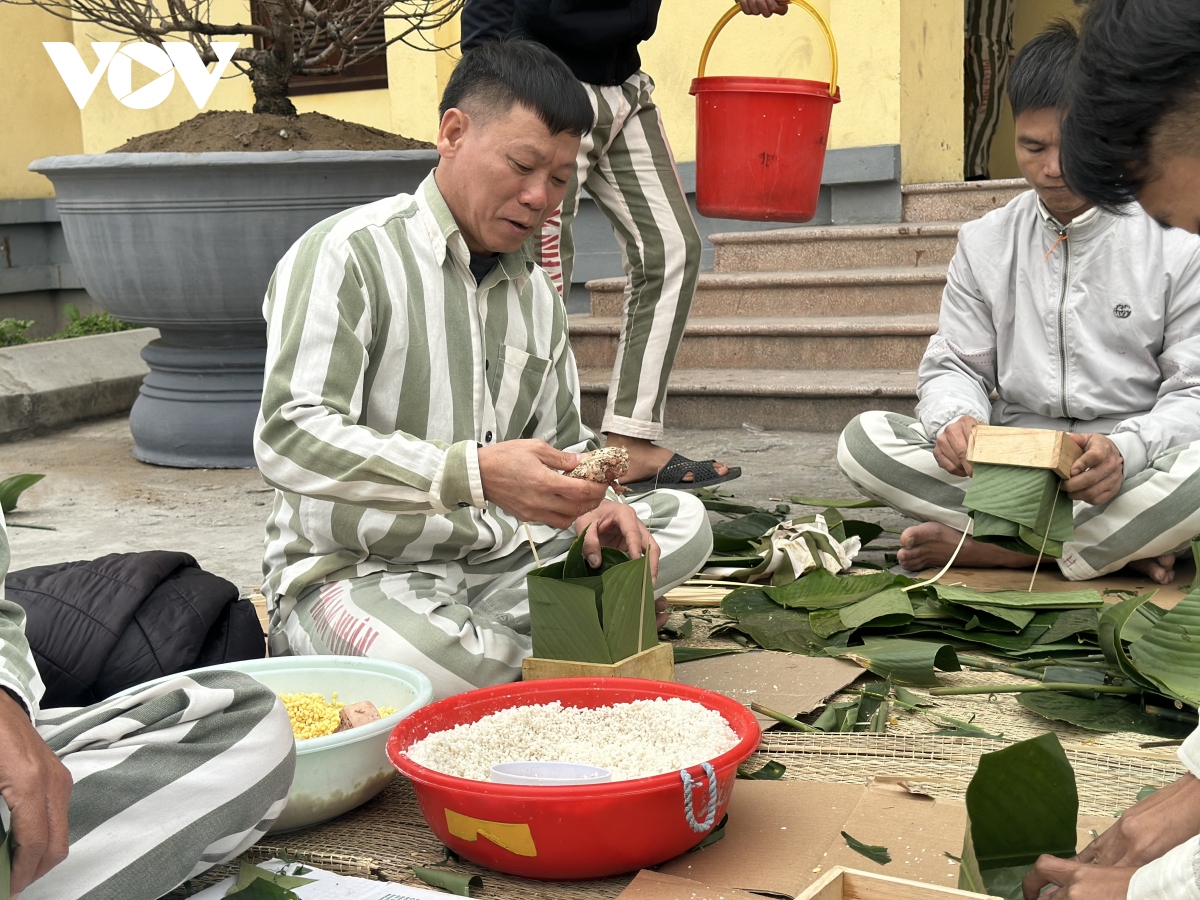 Phạm nhân cùng nhau gói bánh chưng đón Tết