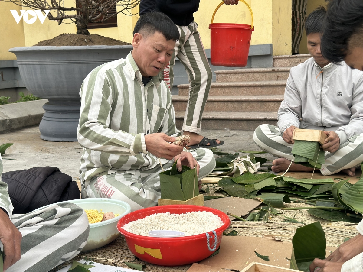 Phạm nhân cùng nhau gói bánh chưng đón Tết