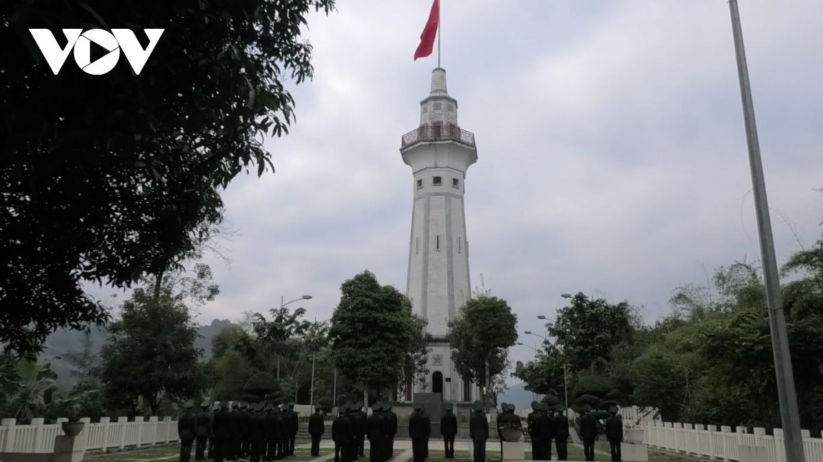 Lễ chào cờ sáng mùng một Tết tại cột cờ Lũng Pô