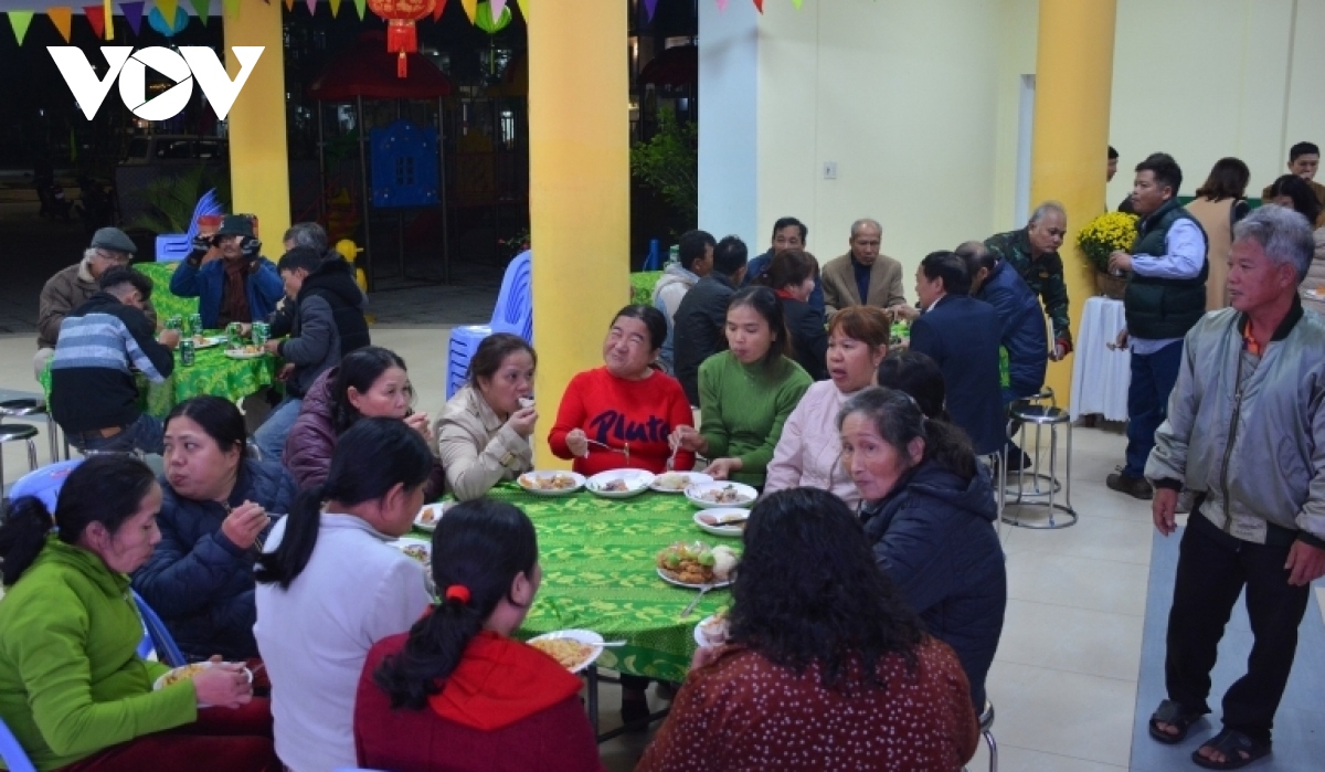 Dem giao thua, lanh dao tinh thua thien hue gap mat ba con di doi khoi kinh thanh hinh anh 1