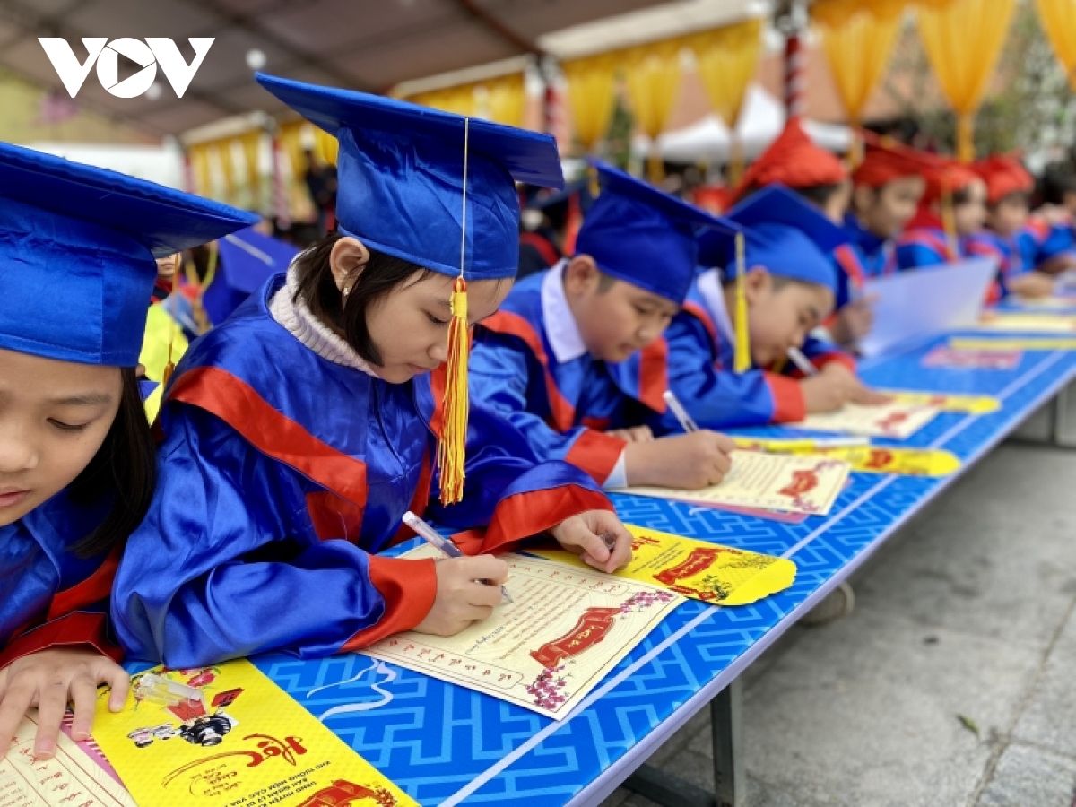 Học sinh tiêu biểu Hải Phòng khai bút đầu xuân tại Khu tưởng niệm Vương triều nhà Mạc