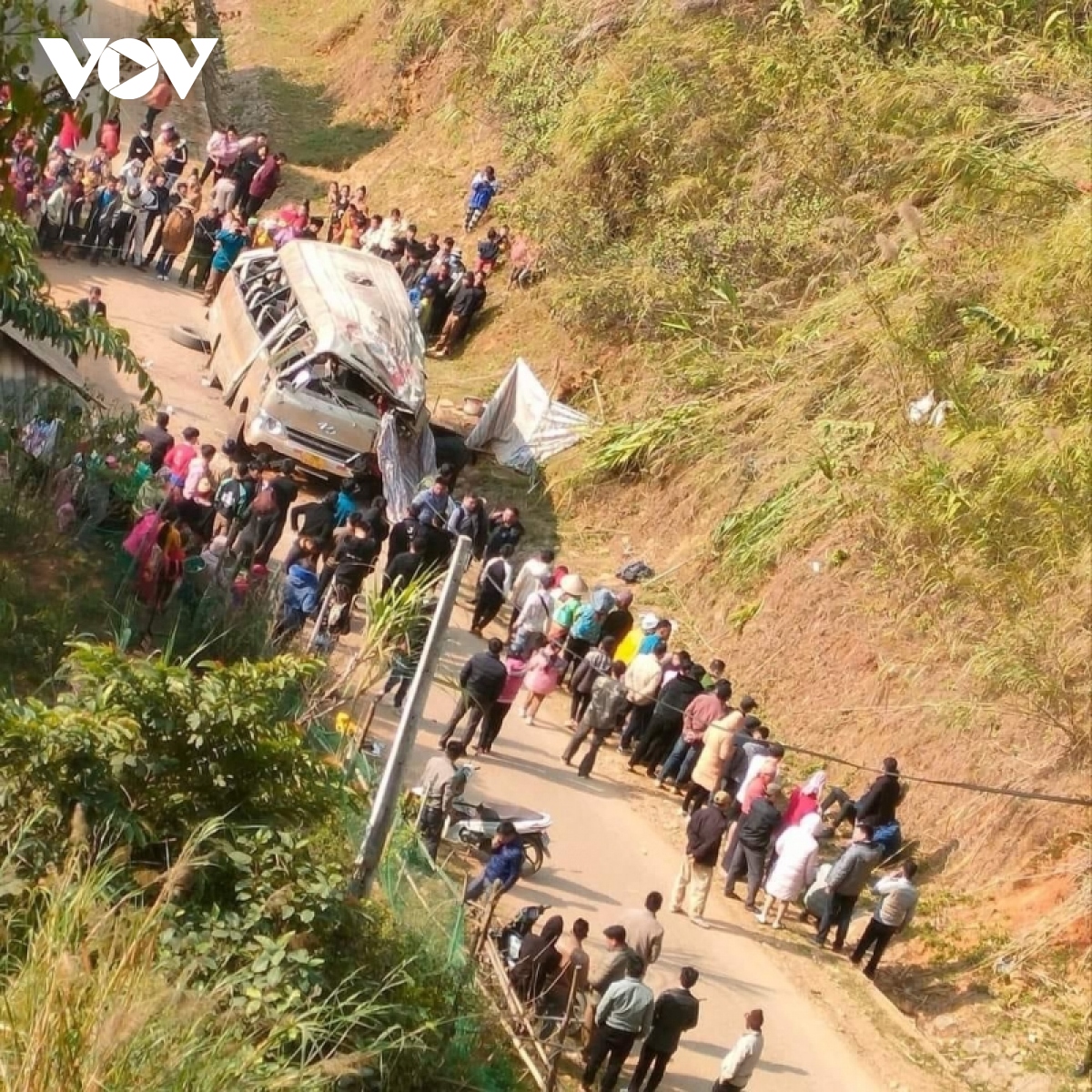 car with 18 people on board falls off ravine, 3 killed, 4 injured picture 1