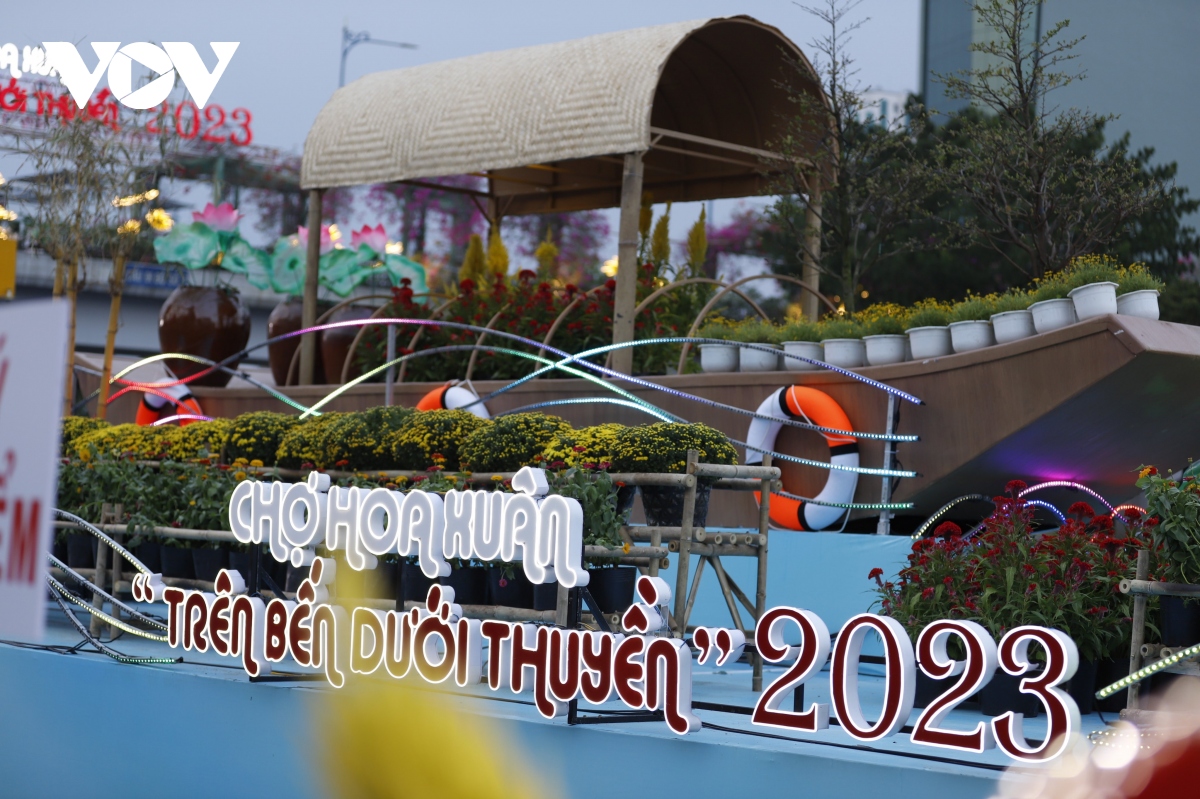 cho hoa xuan tren ben duoi thuyen 2023 quy mo va da dang hon moi nam hinh anh 1