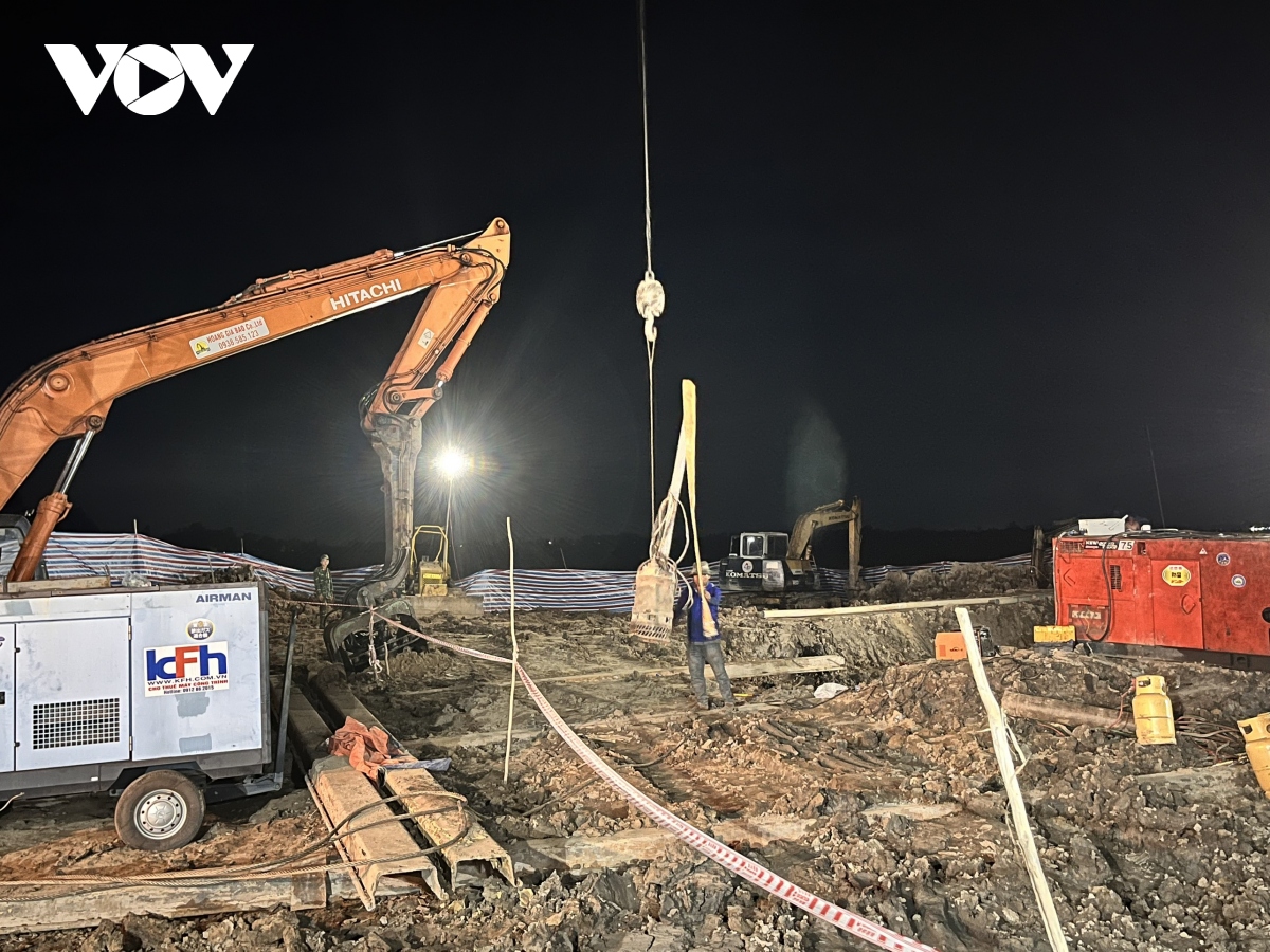 Chốt phương án đưa thi thể bé trai 10 tuổi lên mặt đất