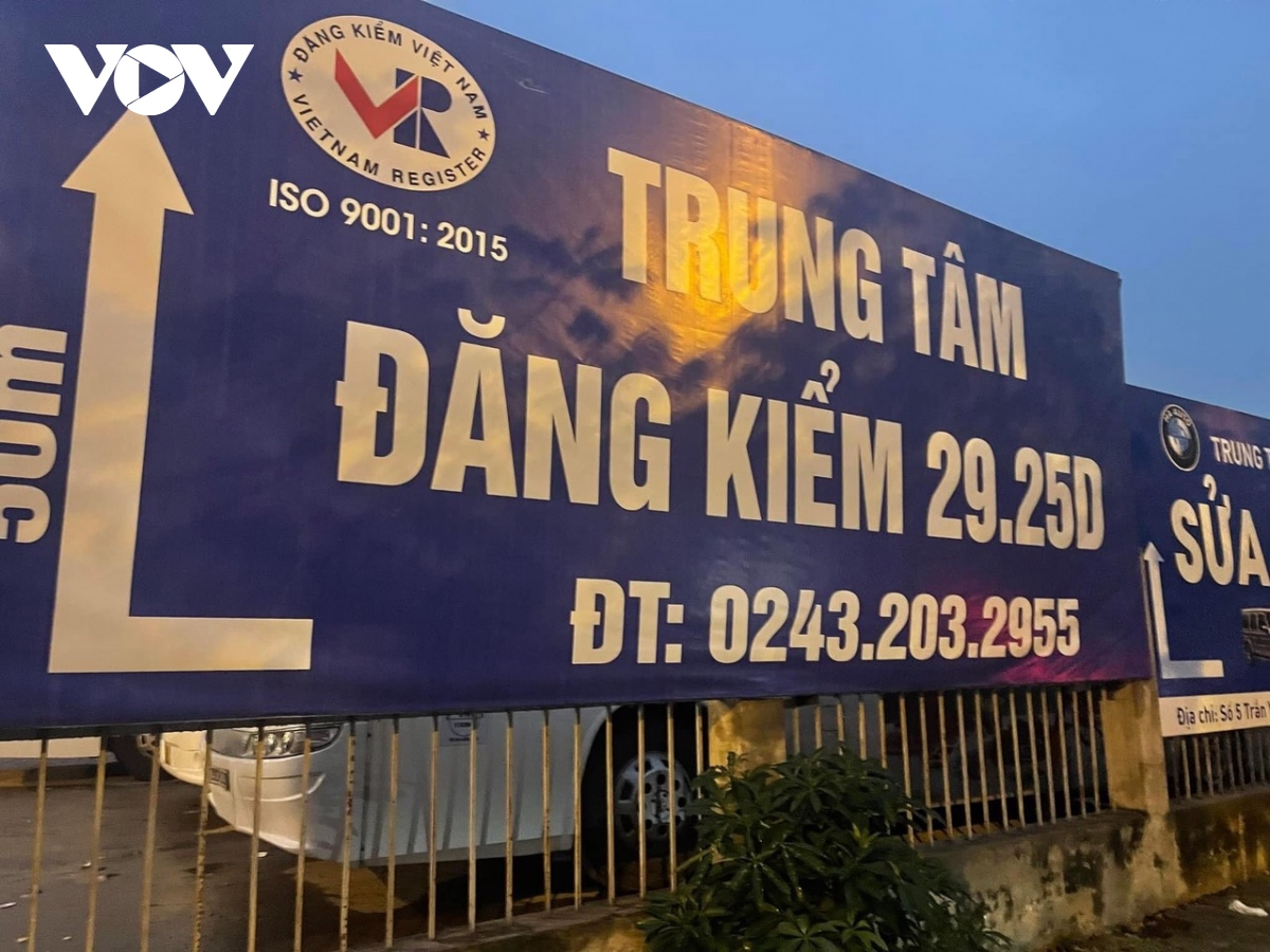 O to xep hang tu 4h sang mung 6 tet tai cac trung tam dang kiem o ha noi hinh anh 1