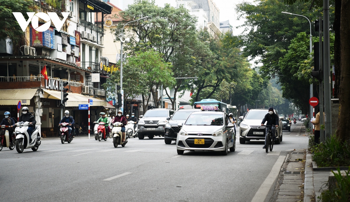 Duong pho ha noi dong duc, un tac cuc bo ngay dau di lam sau tet duong lich hinh anh 12