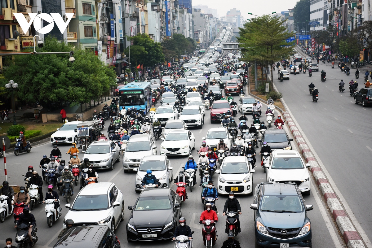 Duong pho ha noi dong duc, un tac cuc bo ngay dau di lam sau tet duong lich hinh anh 6