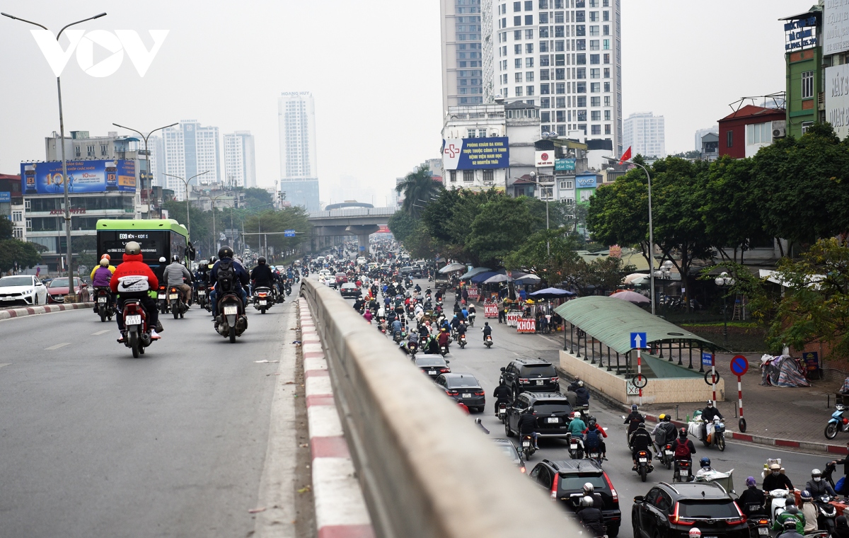 Duong pho ha noi dong duc, un tac cuc bo ngay dau di lam sau tet duong lich hinh anh 9