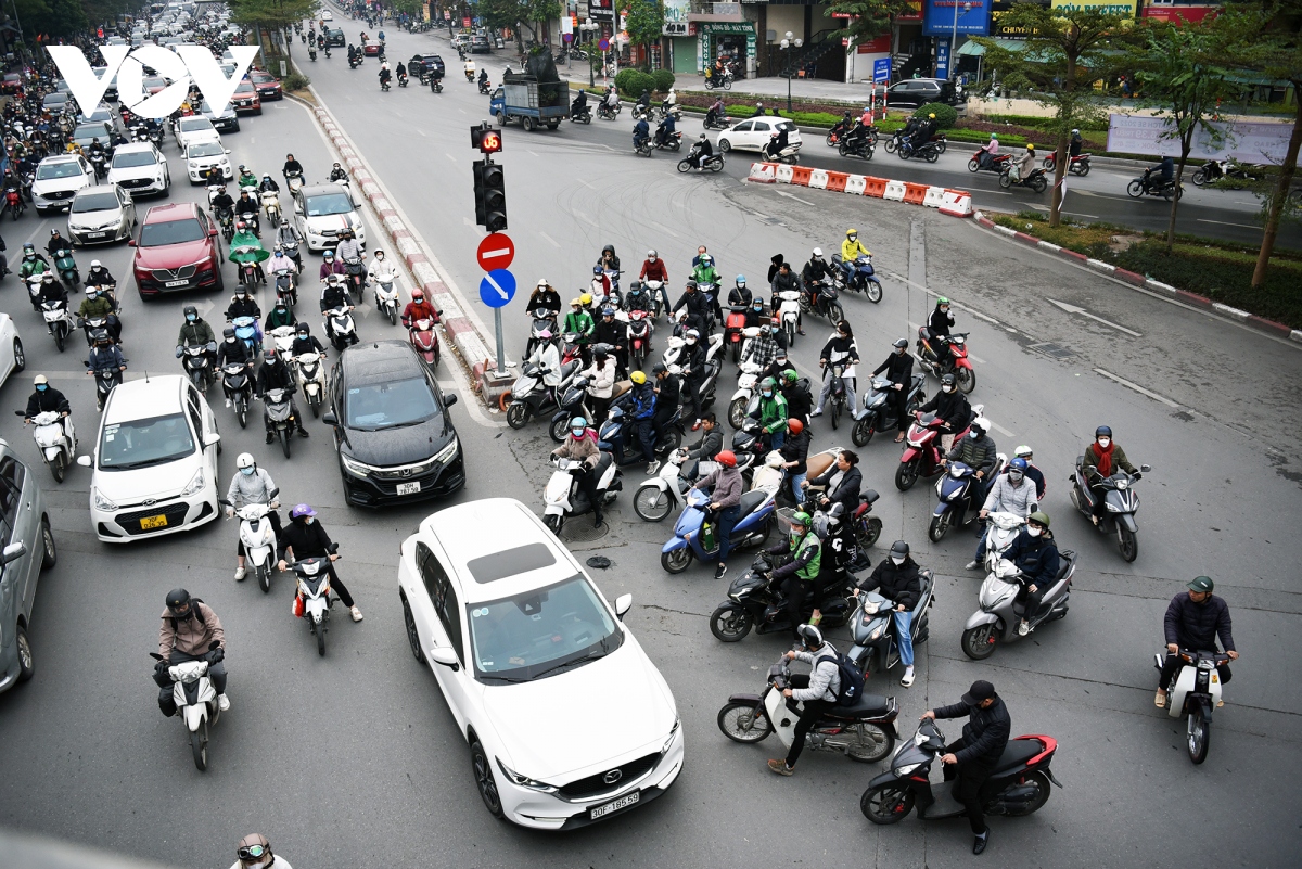 Duong pho ha noi dong duc, un tac cuc bo ngay dau di lam sau tet duong lich hinh anh 7