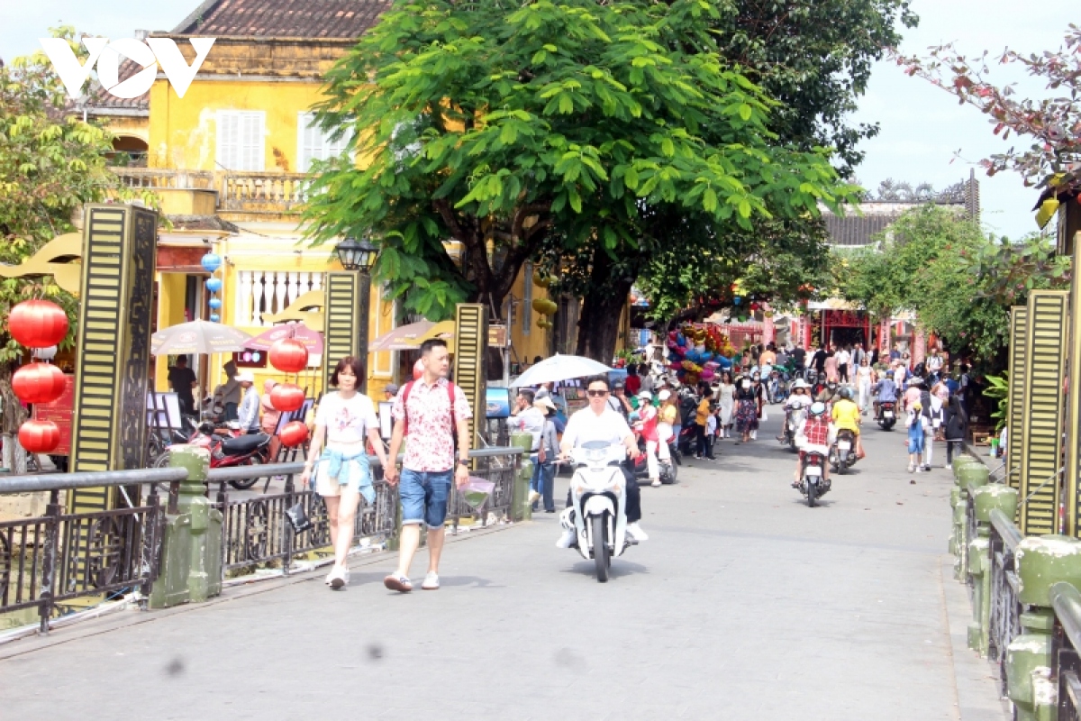 pho co hoi an moi ngay don hon 40.000 luot khach du xuan hinh anh 1