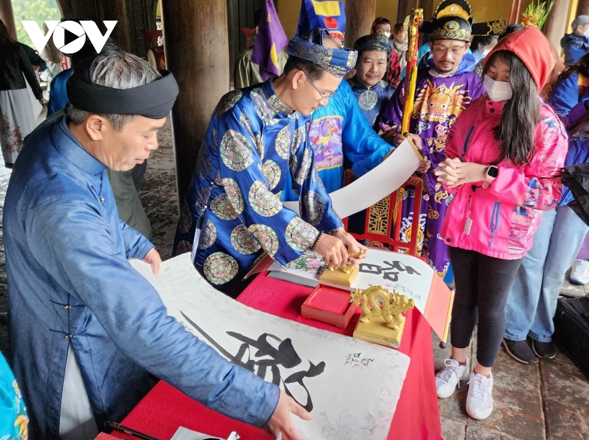 le ha neu va khai an tai khu di san hoang cung hue hinh anh 4