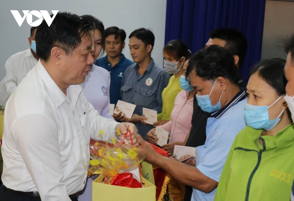 Trưởng Ban Tuyên giáo Trung ương tặng quà cho hộ nghèo, công nhân ...