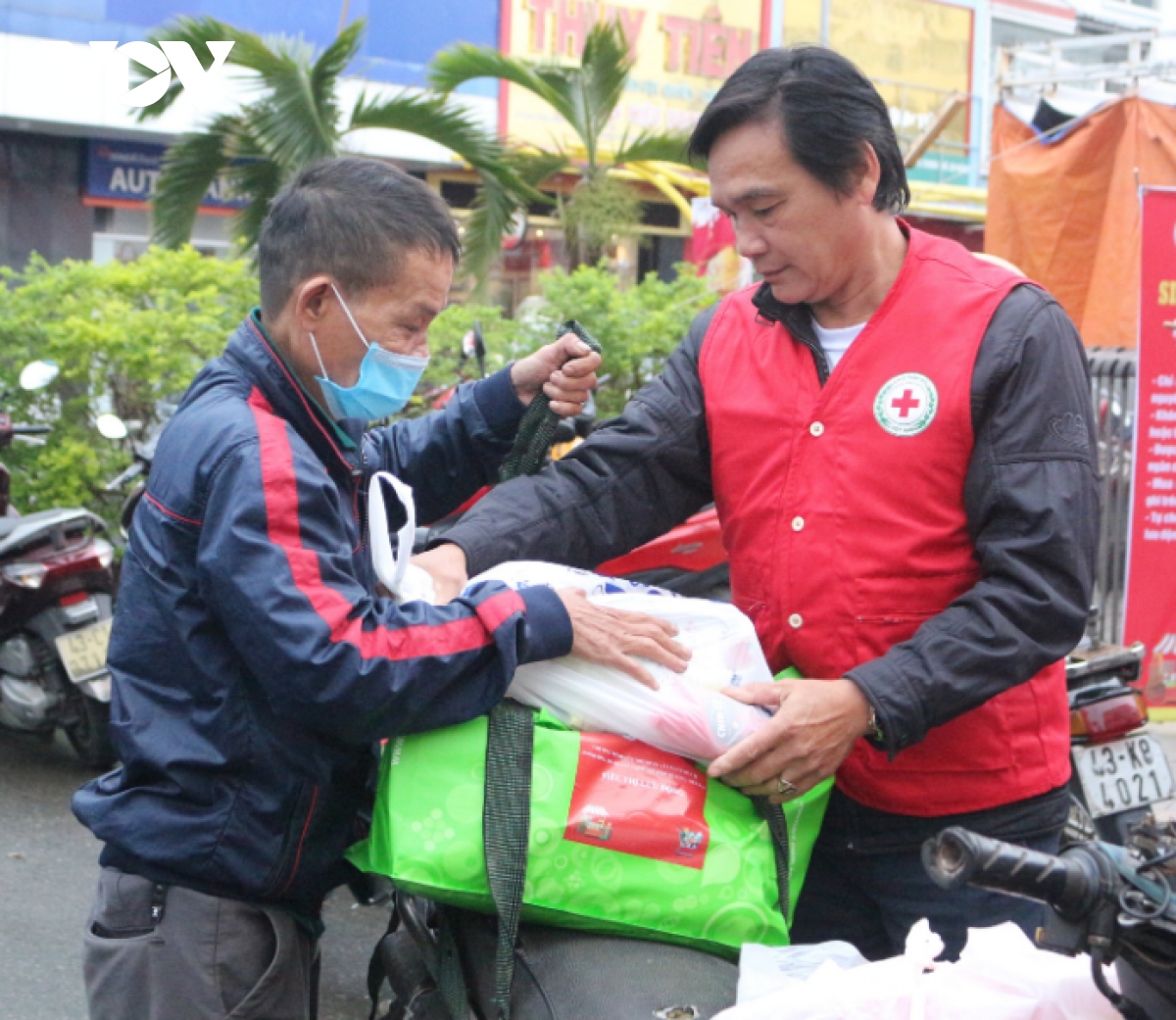  sieu thi luu dong ho tro nguoi dan bi thiet hai do mua lu hinh anh 2