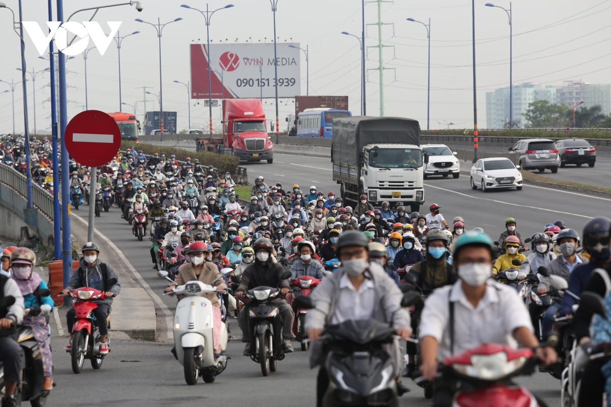 Duong pho tp.hcm nhon nhip tro lai sau tet hinh anh 6