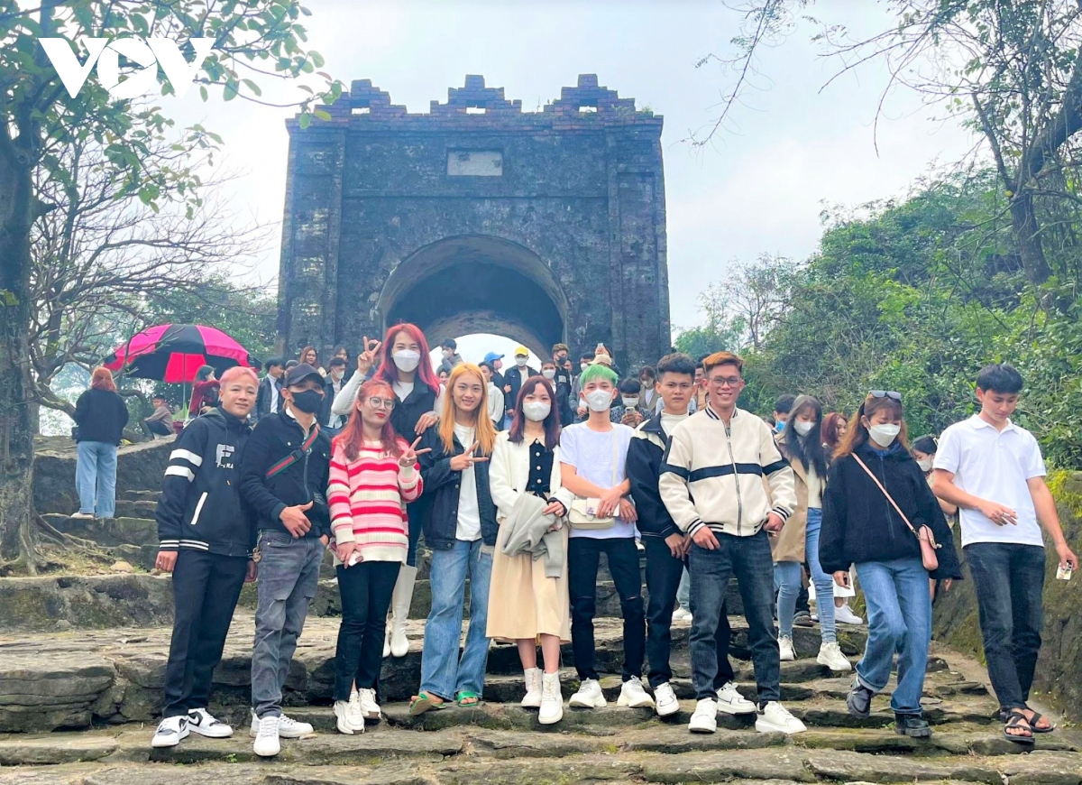 khách du xuân đến cổng trời hoành sơn quan dịp đầu năm mới hình ảnh 1 khach du xuan den cong troi hoanh son quan dip dau nam moi hinh anh 1