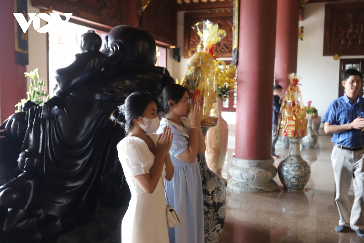 Người dân nườm nượp đổ về chùa Linh Ứng cầu an