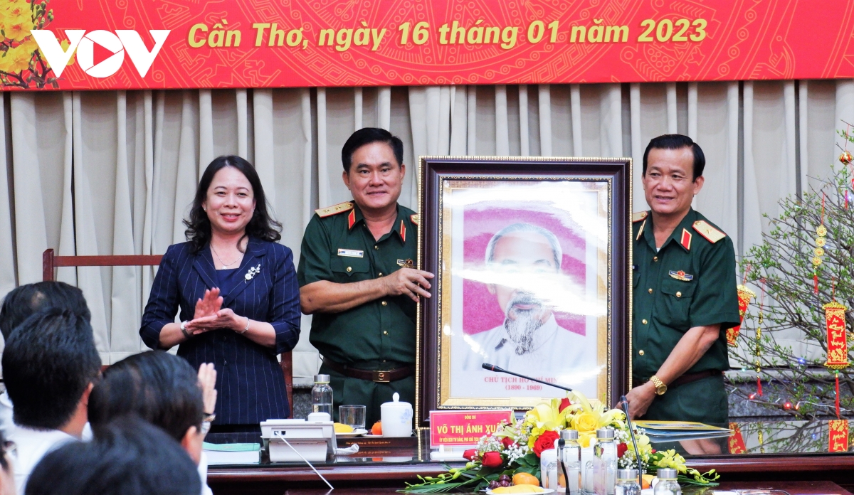 Phó Chủ tịch nước Võ Thị Ánh Xuân thăm, chúc Tết lực lượng vũ trang Quân khu 9