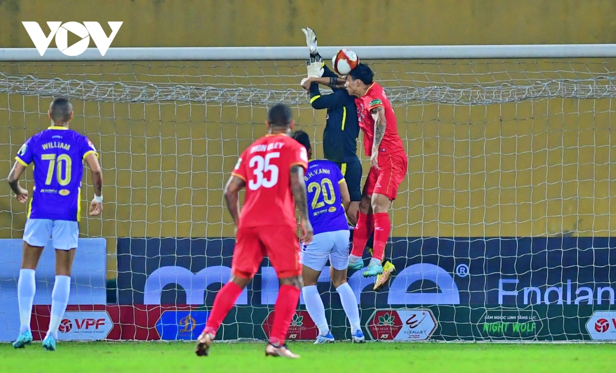 van hau thi dau khong nuong chan voi cac dong doi cu o ha noi fc hinh anh 10