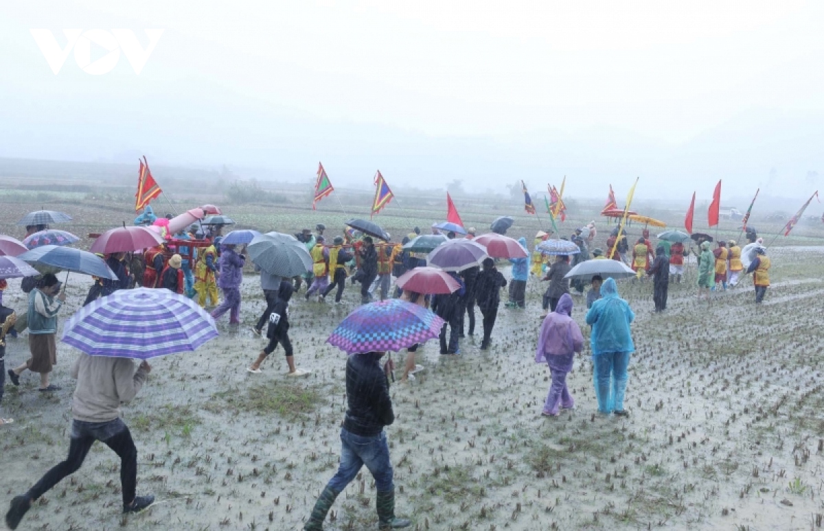 hang nghin nguoi doi mua xem ruoc sinh thuc khi o le hoi na nhem, lang son hinh anh 10