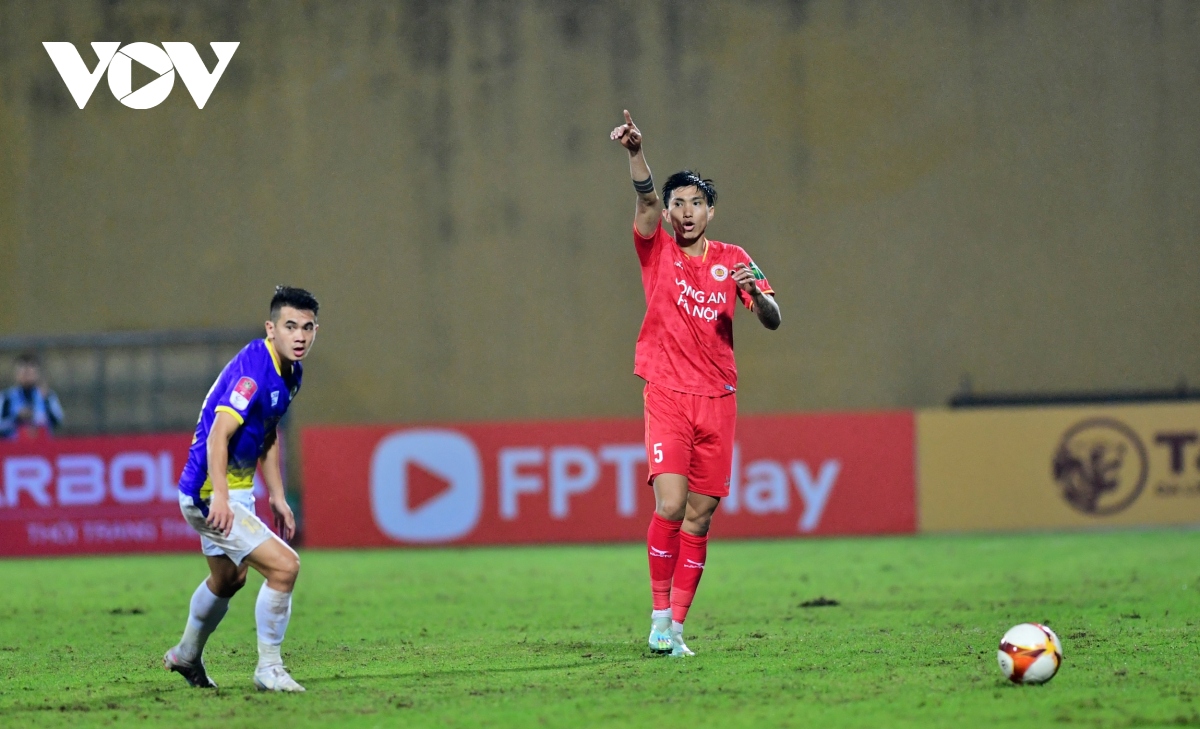 van hau thi dau khong nuong chan voi cac dong doi cu o ha noi fc hinh anh 11