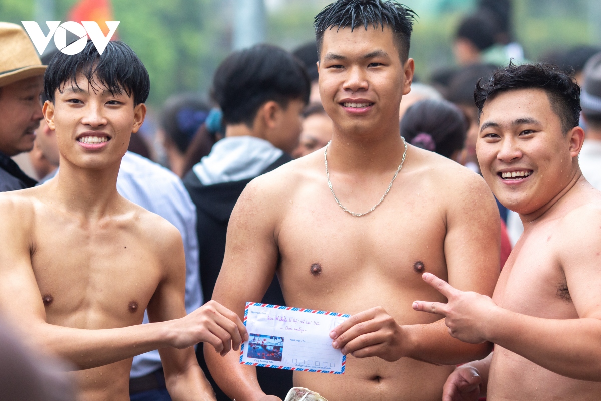 bất chấp giá rét, trai làng dầm mình dưới ao hào hứng thi bắt vịt hình ảnh 15 bat chap gia ret, trai lang dam minh duoi ao hao hung thi bat vit hinh anh 15