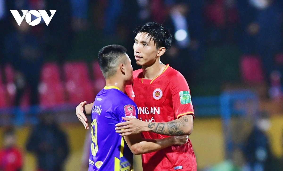 van hau thi dau khong nuong chan voi cac dong doi cu o ha noi fc hinh anh 13