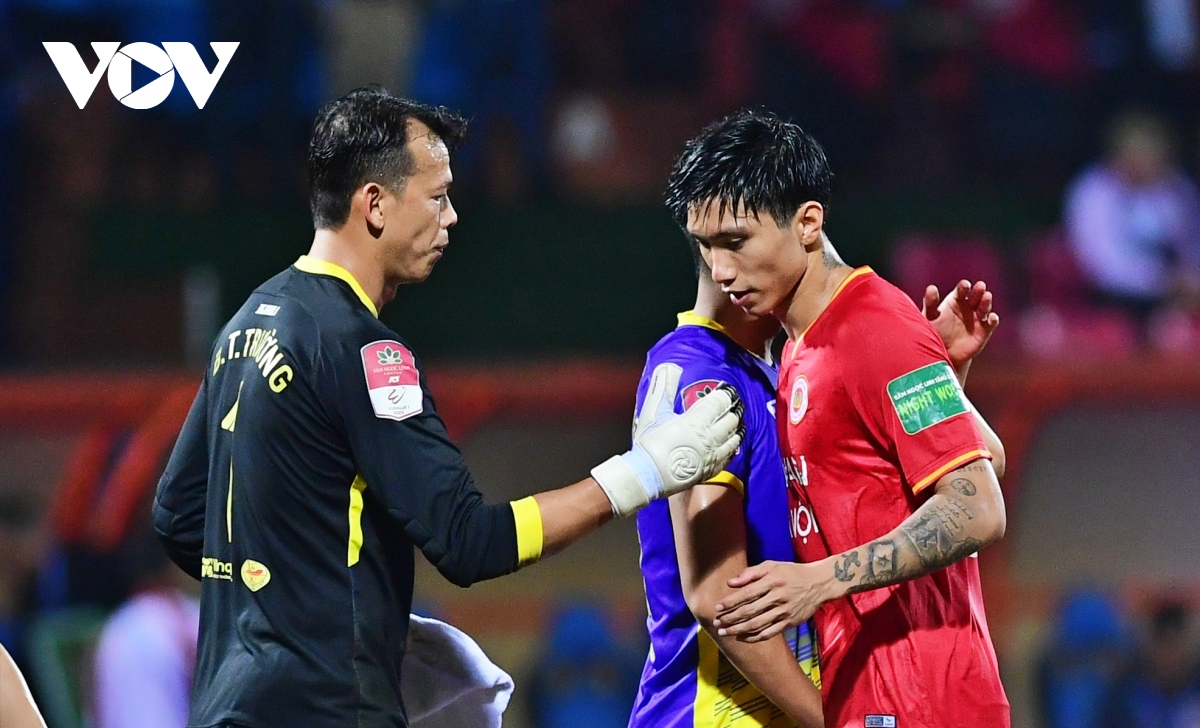 van hau thi dau khong nuong chan voi cac dong doi cu o ha noi fc hinh anh 14