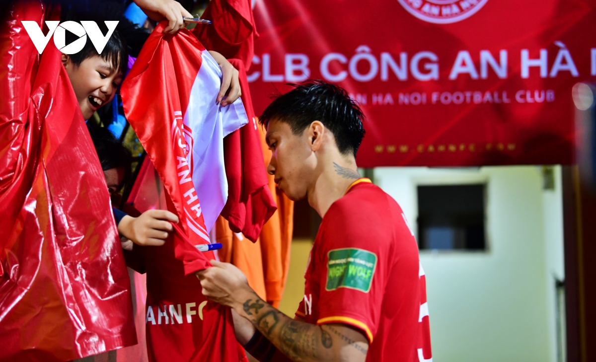 van hau thi dau khong nuong chan voi cac dong doi cu o ha noi fc hinh anh 15