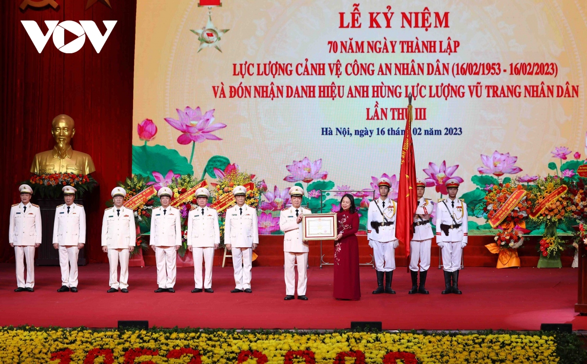 Quyền Chủ tịch nước trao danh hiệu Anh hùng LLVTND cho Bộ Tư lệnh cảnh vệ