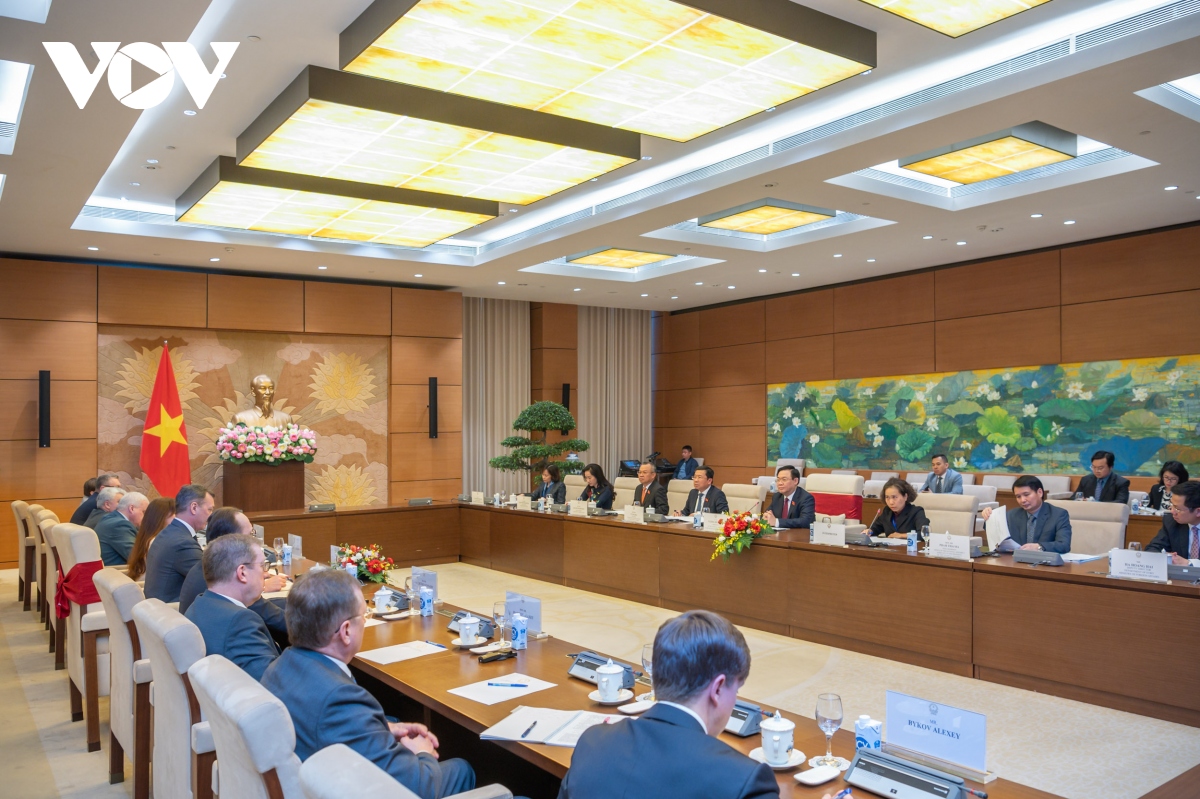 Keksa ayollar va yigitlar ortasidagi qopol jinsiy aloqani aks ettiruvchi porno video Porno avtoturargoh xizmatchisi va tulki (barcha qismlar)