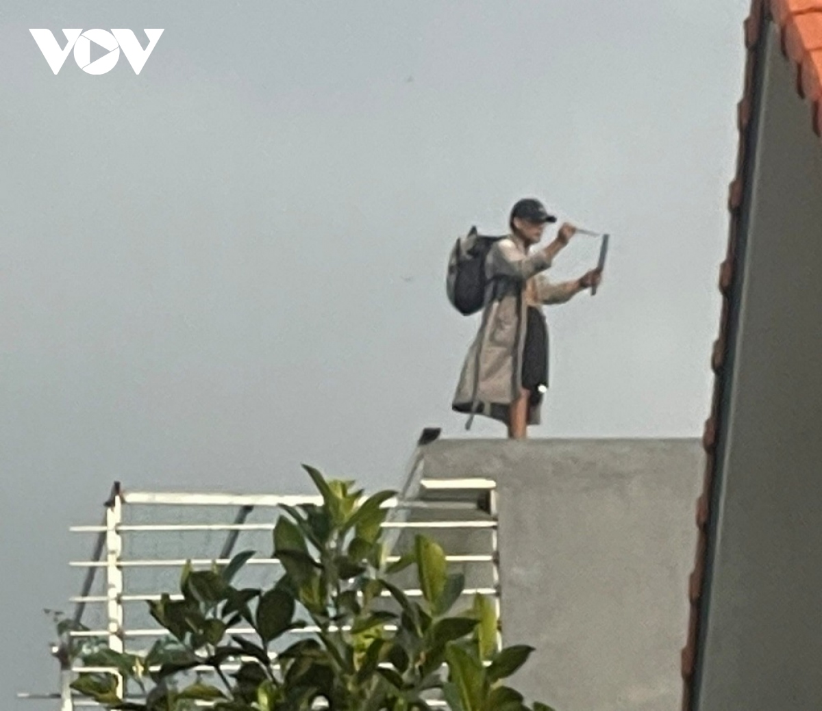 khống chế đối tượng có biểu hiện ngáo đá , cố thủ trên nóc nhà cháy hình ảnh 2 khong che doi tuong co bieu hien ngao da , co thu tren noc nha chay hinh anh 2