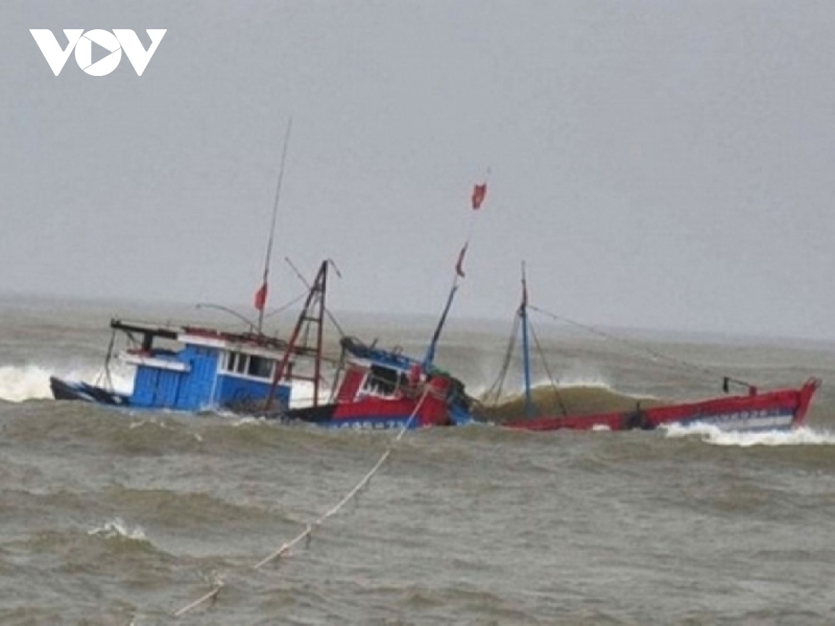 tau ca quang ngai bi chim o hoang sa, 4 ngu dan roi xuong bien hinh anh 1