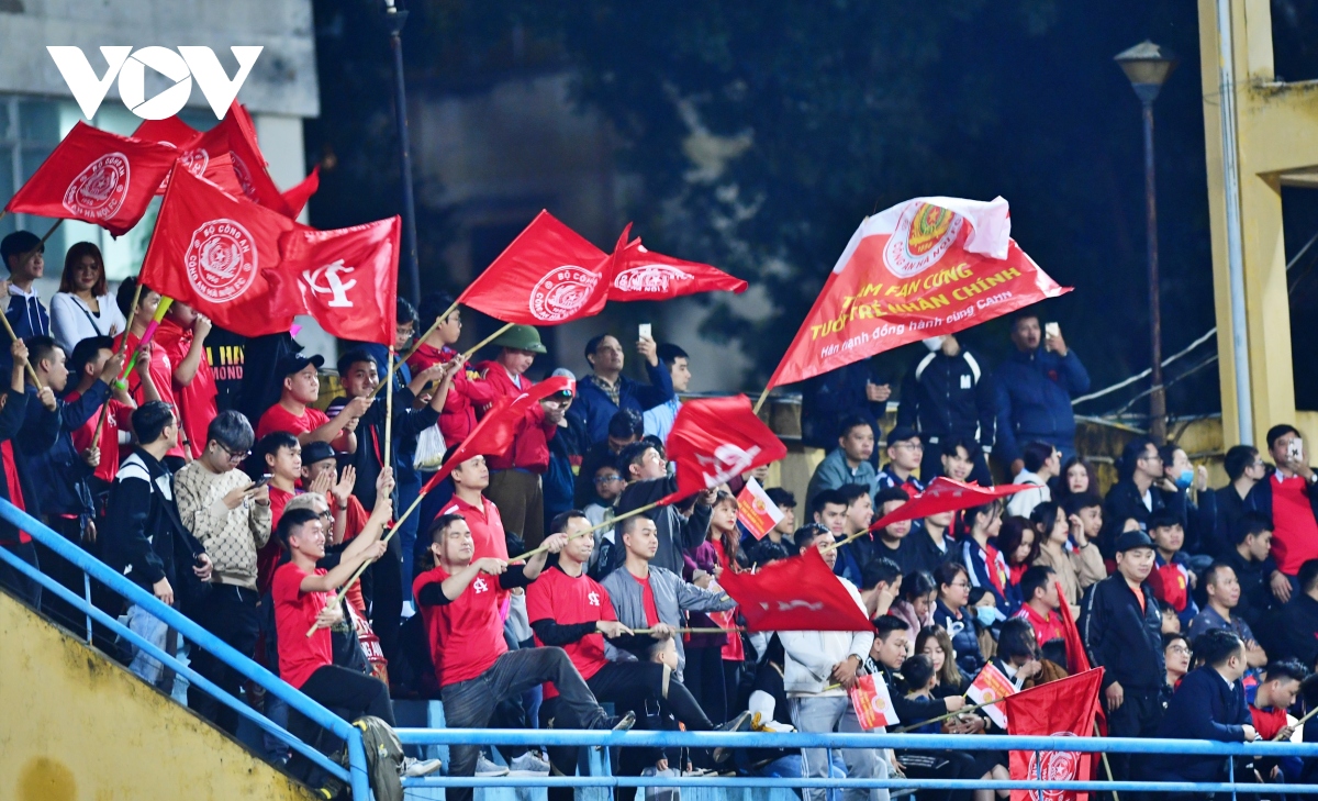 van hau thi dau khong nuong chan voi cac dong doi cu o ha noi fc hinh anh 1