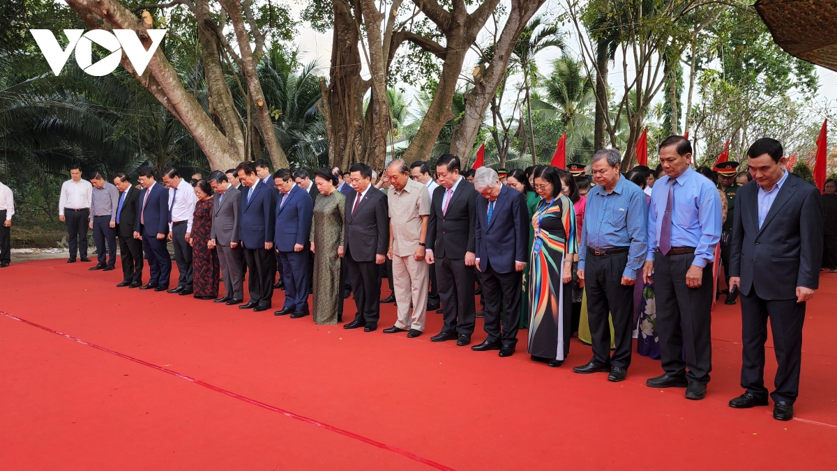 lanh dao Dang, nha nuoc dang huong tuong niem dong chi huynh tan phat hinh anh 2