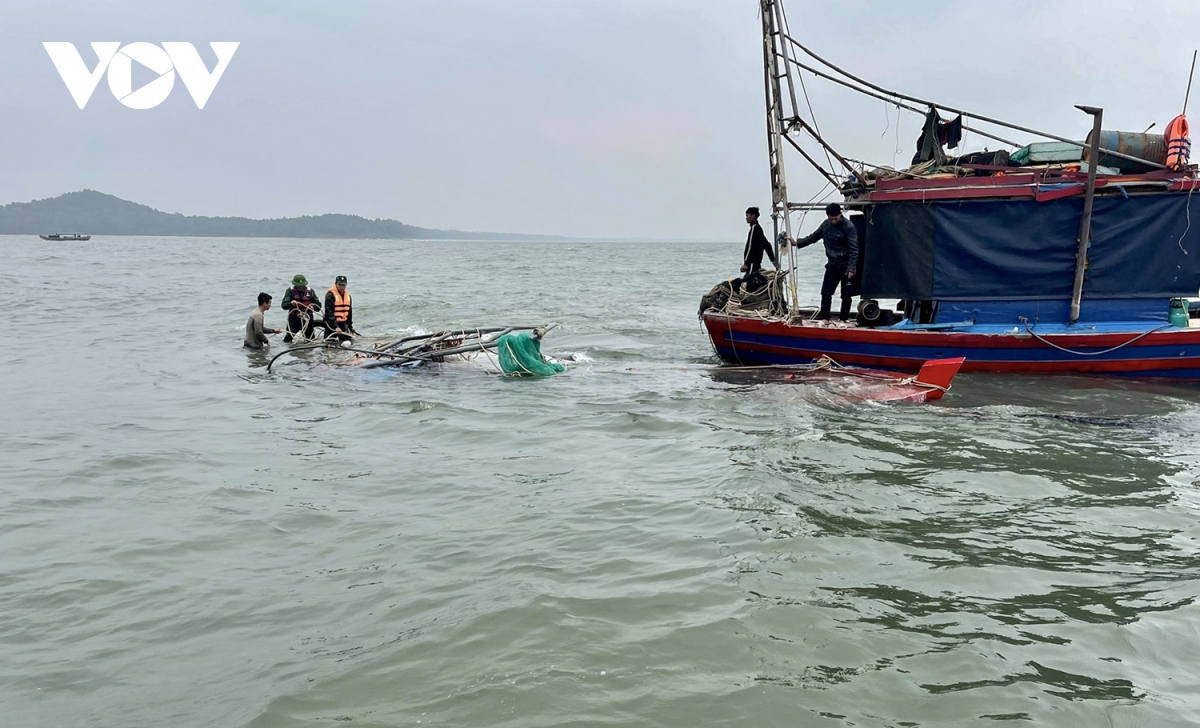 Cứu nạn ngư dân bị đắm tàu trên biển Trà Cổ, Quảng Ninh