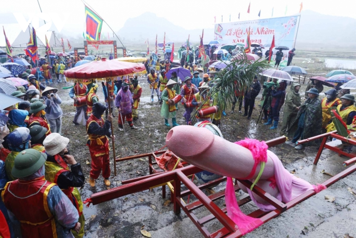 Đội mưa rước sinh thực khí ở lễ hội Ná Nhèm Lạng Sơn