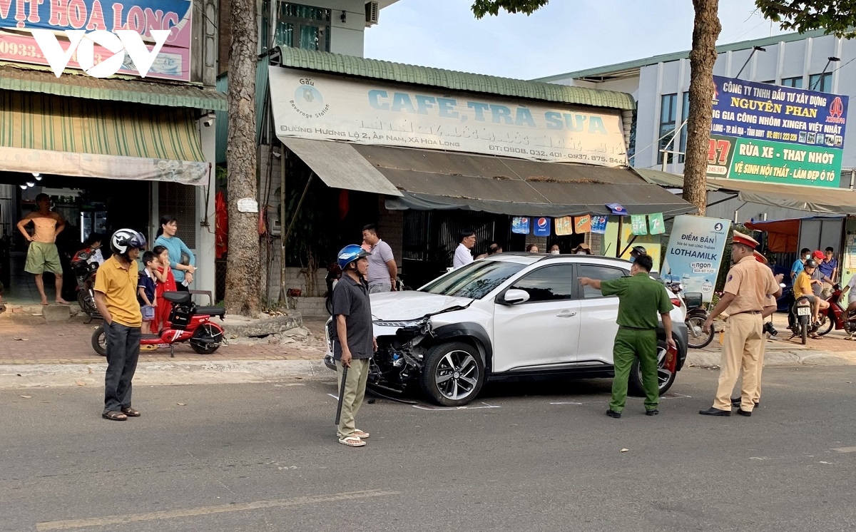 Bà RịaVũng Tàu Ôtô húc văng hàng loạt xe máy nhiều người bị thương   Giao thông  Vietnam VietnamPlus