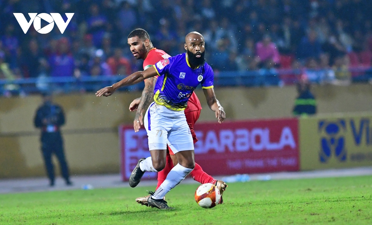 van hau thi dau khong nuong chan voi cac dong doi cu o ha noi fc hinh anh 2