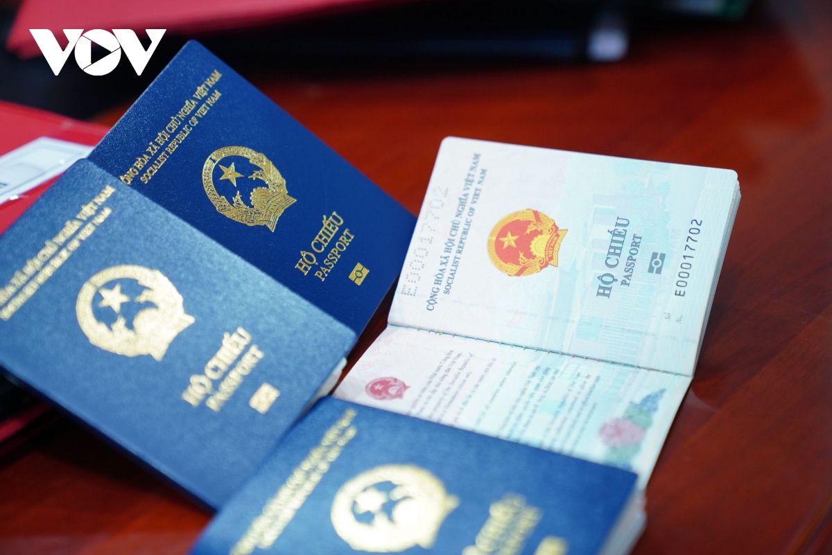 Cận cảnh hộ chiếu gắn chíp điện tử được Bộ Công an cấp từ ngày 1/3