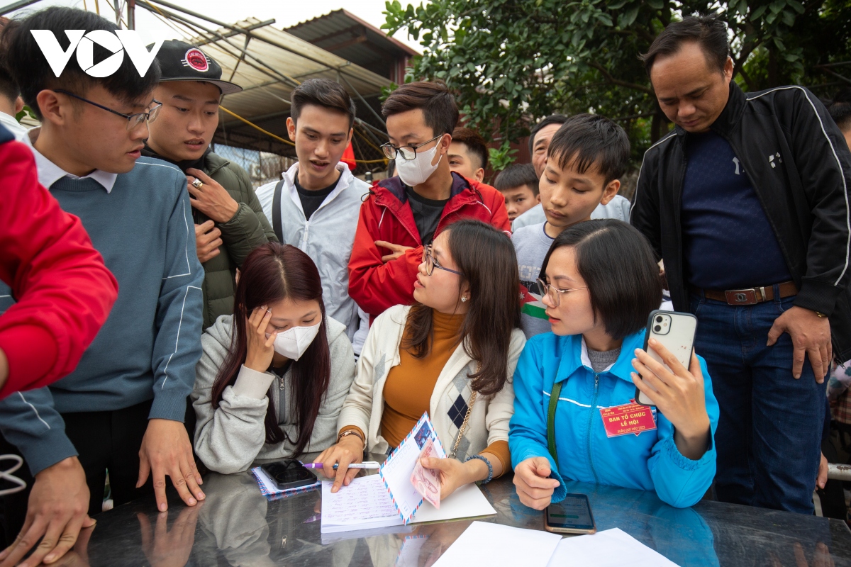 bat chap gia ret, trai lang dam minh duoi ao hao hung thi bat vit hinh anh 3